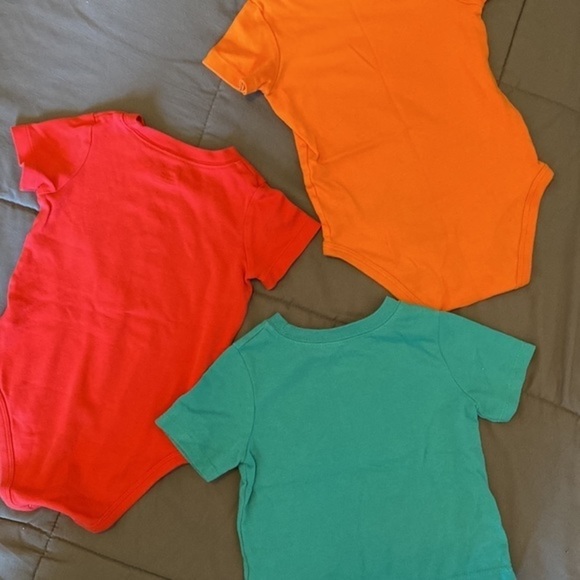 BUNDLE 18 months Bodysuits (2) & T-Shirt Boy or Girl - Picture 5 of 8